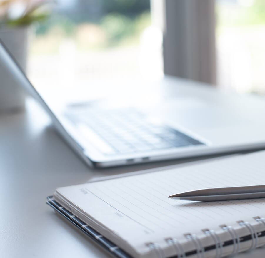 Notebook mit Zettel und Stift für Termine