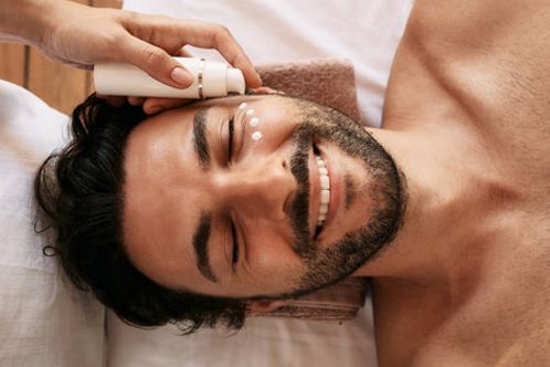 Mann bei Kosmetikbehandlung
